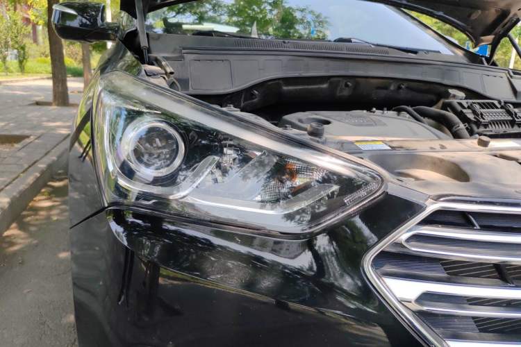 Used Hyundai Santa Fe 2017 2.0T Automatic All-Wheel Drive Smart 7-Seater Right Front Headlight