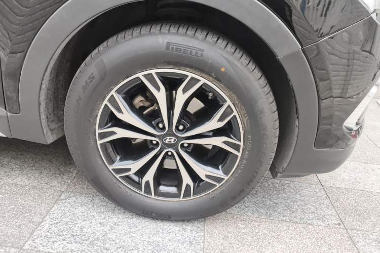 Used Hyundai Santa Fe 2017 2.0T Automatic Two-Wheel Drive Smart Version 7 Seats Right Front Wheel Hub