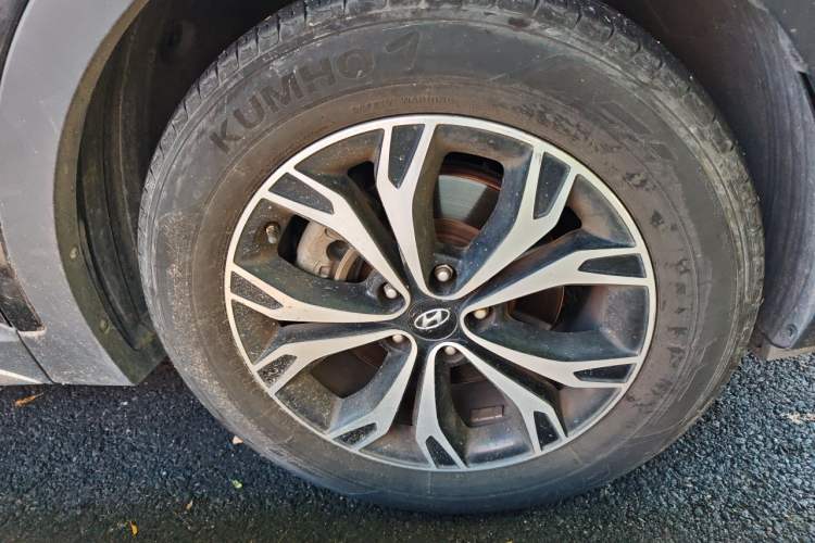 Used Hyundai Santa Fe 2017 2.0T Automatic All-Wheel Drive Smart 7-Seater Right Front Wheel Hub