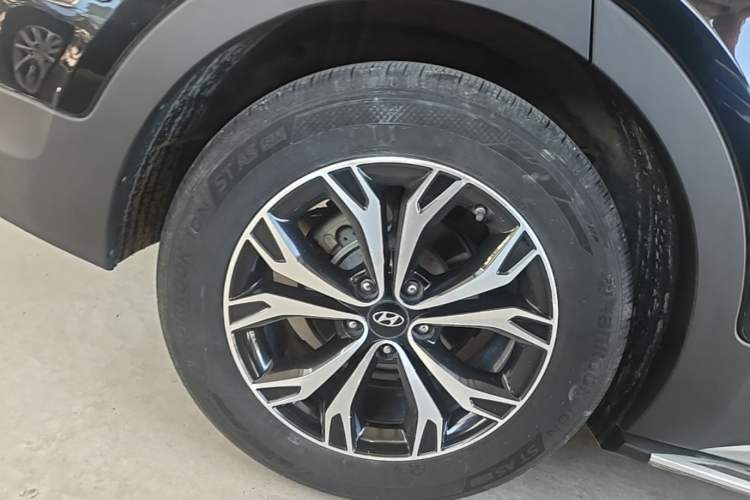 Used Hyundai Santa Fe 2017 2.0T Automatic All-Wheel Drive Smart 7-Seater Right Rear Wheel Hub