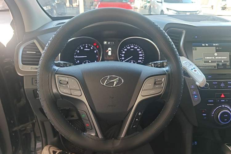 Used Hyundai Santa Fe 2017 2.0T Automatic All-Wheel Drive Smart 7-Seater Steering Wheel