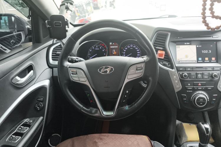 Used Hyundai Santa Fe 2017 2.0T Automatic Two-Wheel Drive Smart Version 7 Seats Steering Wheel