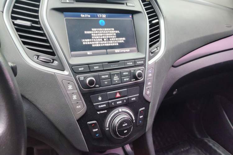 Used Hyundai Santa Fe 2017 2.0T Automatic Two-Wheel Drive Smart Version 7 Seats Audio And AC Panel