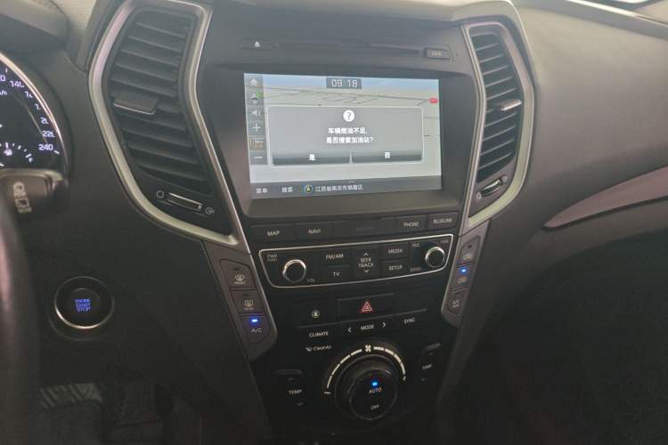Used Hyundai Santa Fe 2017 2.0T Automatic Two-Wheel Drive Smart Version 7 Seats Audio And AC Panel