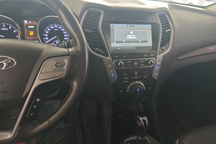 Used Hyundai Santa Fe 2017 2.0T Automatic Two-Wheel Drive Smart Version 7 Seats Center Console