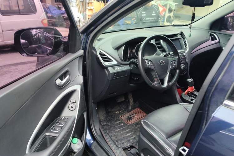 Used Hyundai Santa Fe 2017 2.0T Automatic Two-Wheel Drive Smart Version 7 Seats Driver Seat
