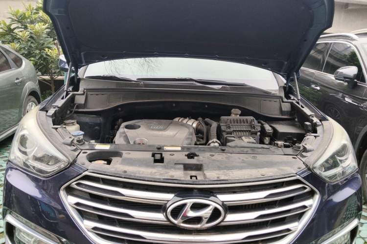Used Hyundai Santa Fe 2017 2.0T Automatic Two-Wheel Drive Smart Version 7 Seats Engine Bay