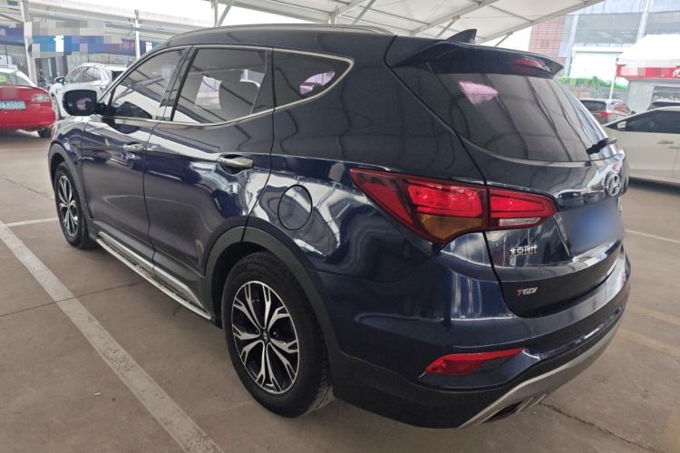 Used Hyundai Santa Fe 2017 2.0T Automatic Two-Wheel Drive Smart Version 7 Seats Exterior 2
