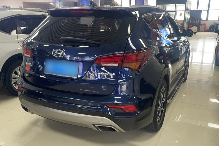 Used Hyundai Santa Fe 2017 2.0T Automatic Two-Wheel Drive Smart Version 7 Seats Exterior 3