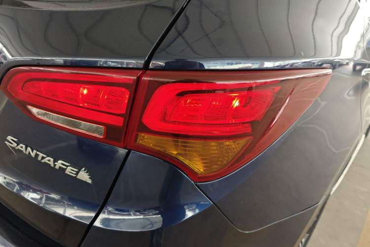Used Hyundai Santa Fe 2017 2.0T Automatic Two-Wheel Drive Smart Version 7 Seats Exterior 3