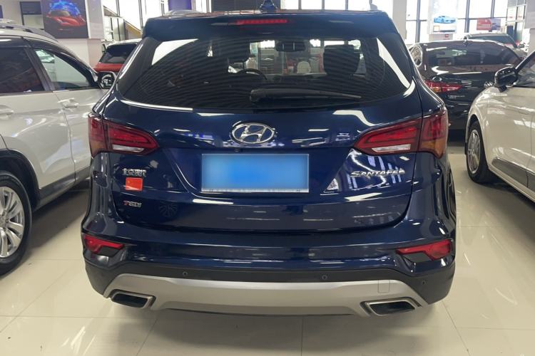 Used Hyundai Santa Fe 2017 2.0T Automatic Two-Wheel Drive Smart Version 7 Seats Exterior 4