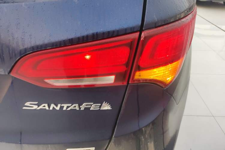 Used Hyundai Santa Fe 2017 2.0T Automatic All-Wheel Drive Smart 7-Seater Exterior 6