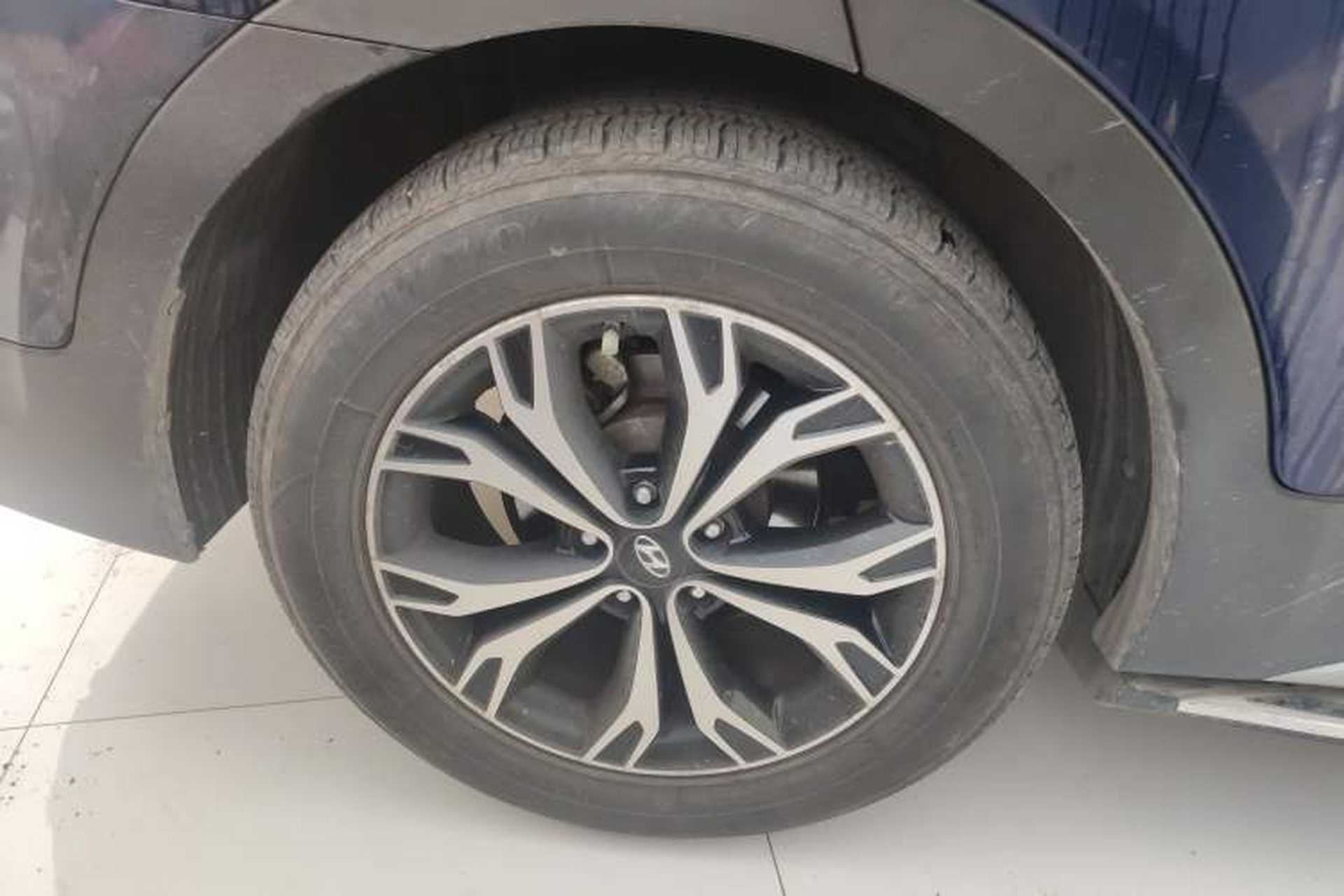 Used Hyundai Santa Fe 2017 2.0T Automatic All-Wheel Drive Smart 7-Seater Exterior 8