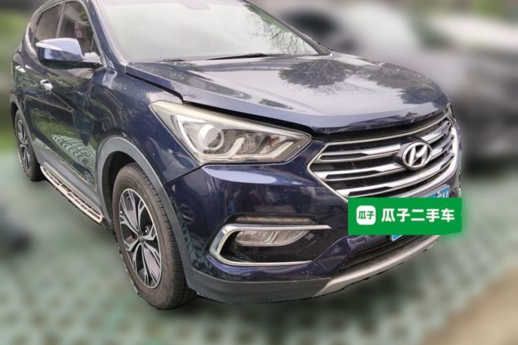 Used Hyundai Santa Fe 2017 2.0T Automatic Two-Wheel Drive Smart Version 7 Seats Front Right 45 Deg