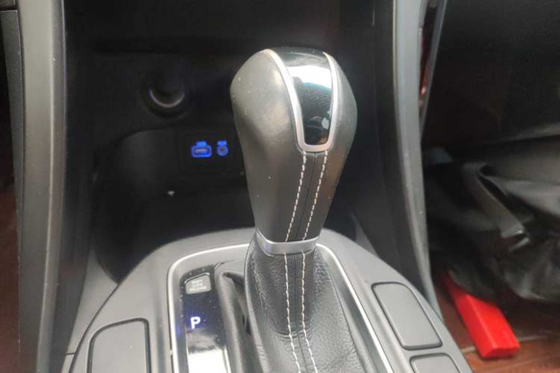Used Hyundai Santa Fe 2017 2.0T Automatic All-Wheel Drive Smart 7-Seater Gear Lever