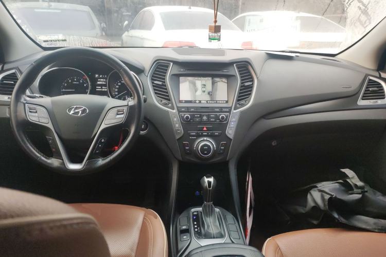 Used Hyundai Santa Fe 2017 2.0T Automatic All-Wheel Drive Smart 7-Seater Interior 2