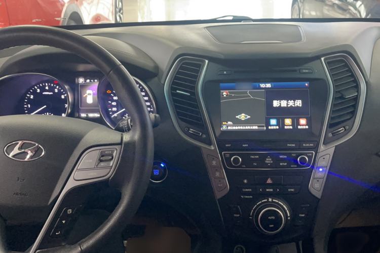 Used Hyundai Santa Fe 2017 2.0T Automatic Two-Wheel Drive Smart Version 7 Seats Interior 3