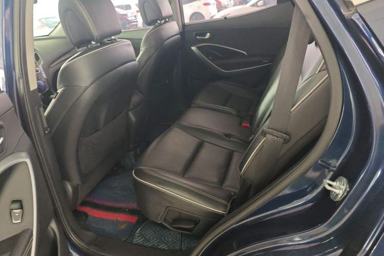Used Hyundai Santa Fe 2017 2.0T Automatic Two-Wheel Drive Smart Version 7 Seats Left Rear Seat