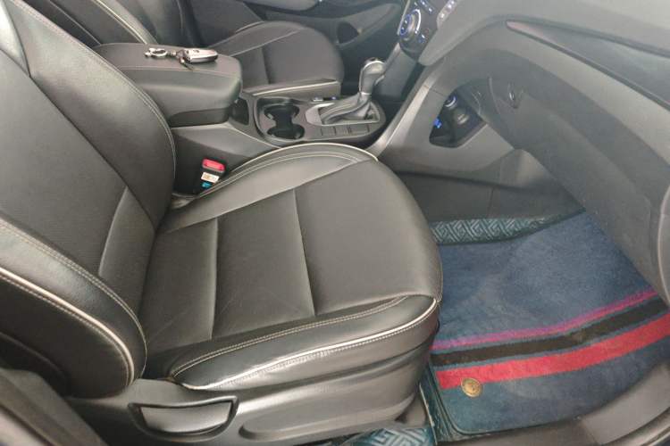 Used Hyundai Santa Fe 2017 2.0T Automatic Two-Wheel Drive Smart Version 7 Seats Right Front Seat