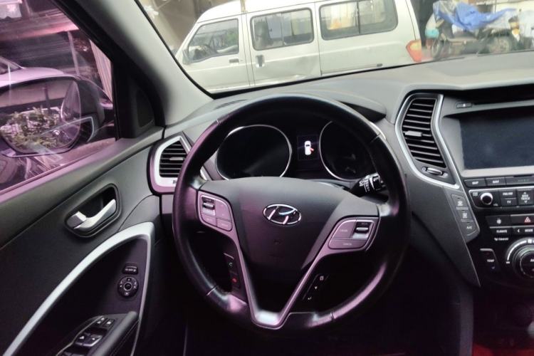 Used Hyundai Santa Fe 2017 2.0T Automatic Two-Wheel Drive Smart Version 7 Seats Steering Wheel