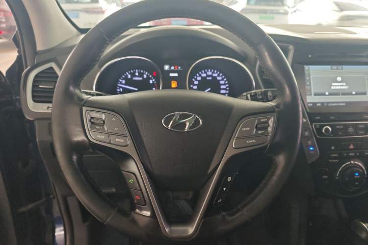 Used Hyundai Santa Fe 2017 2.0T Automatic Two-Wheel Drive Smart Version 7 Seats Steering Wheel