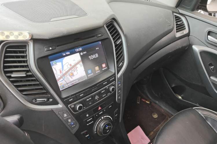 Used Hyundai Santa Fe 2017 2.0T Automatic Two-Wheel Drive Smart Version 7 Seats Audio And AC Panel