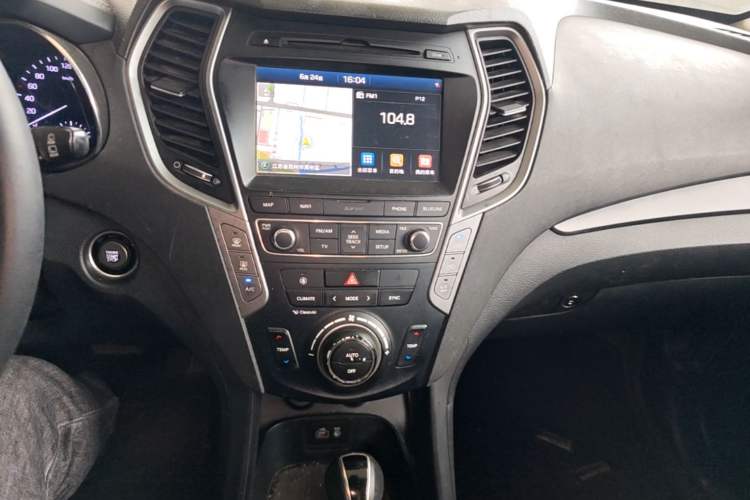 Used Hyundai Santa Fe 2017 2.0T Automatic Two-Wheel Drive Smart Version 7 Seats Audio And AC Panel