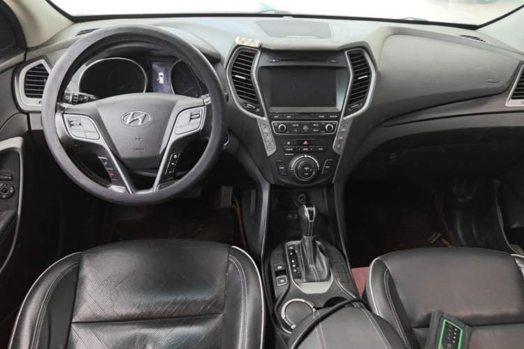 Used Hyundai Santa Fe 2017 2.0T Automatic Two-Wheel Drive Smart Version 7 Seats Center Console