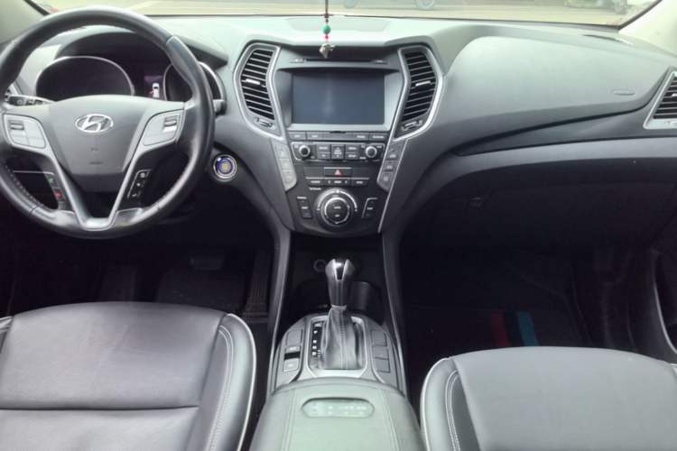 Used Hyundai Santa Fe 2017 2.0T Automatic All-Wheel Drive Smart 7-Seater Center Console