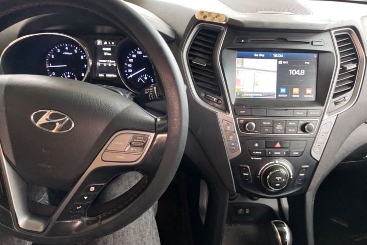 Used Hyundai Santa Fe 2017 2.0T Automatic Two-Wheel Drive Smart Version 7 Seats Center Console