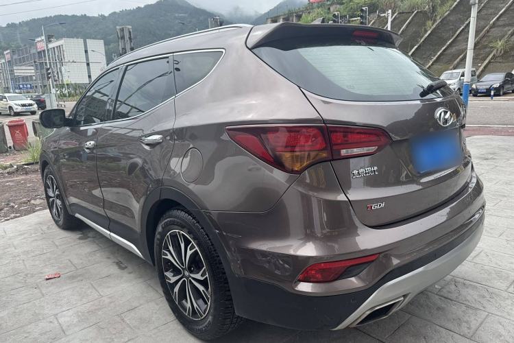 Used Hyundai Santa Fe 2017 2.0T Automatic All-Wheel Drive Smart 7-Seater Exterior 3