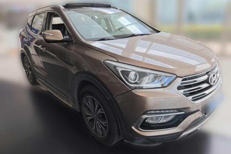 Used Hyundai Santa Fe 2017 2.0T Automatic Two-Wheel Drive Smart Version 7 Seats Front Right 45 Deg