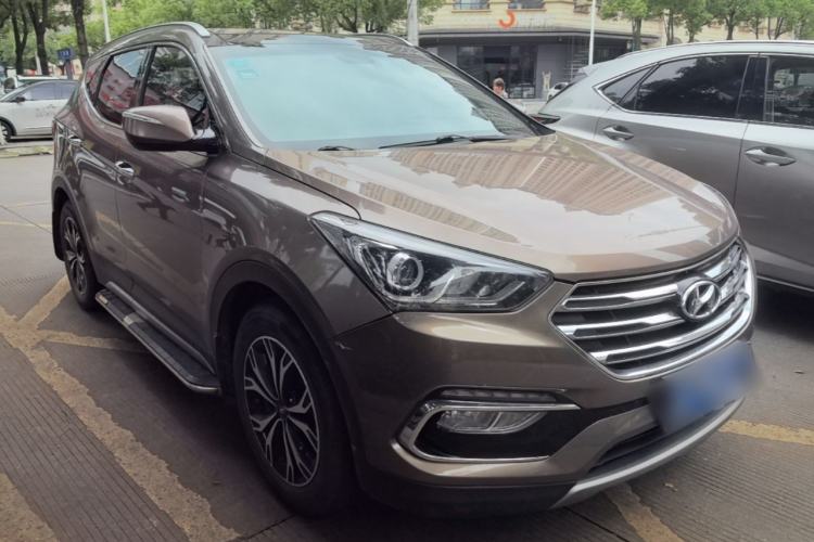 Used Hyundai Santa Fe 2017 2.0T Automatic All-Wheel Drive Smart 7-Seater Front Right 45 Deg