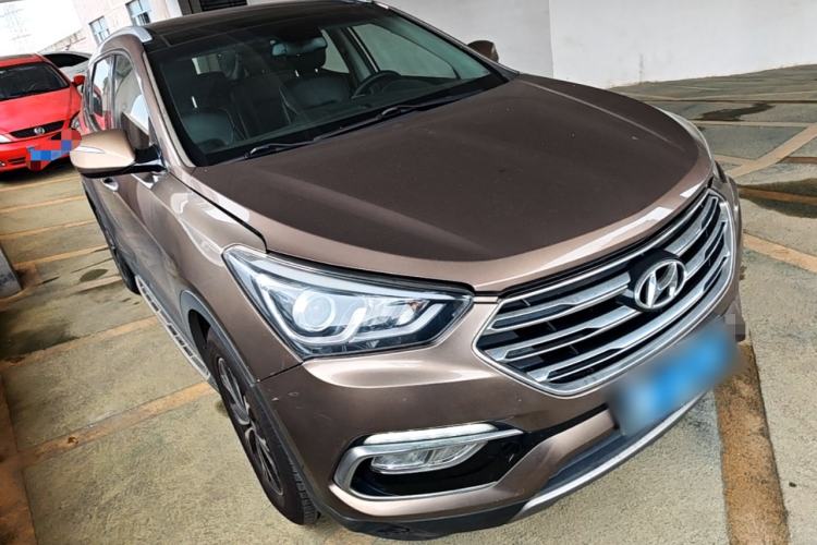 Used Hyundai Santa Fe 2017 2.0T Automatic Two-Wheel Drive Smart Version 7 Seats Front Right 45 Deg