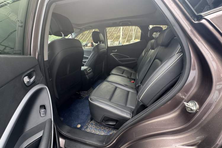 Used Hyundai Santa Fe 2017 2.0T Automatic All-Wheel Drive Smart 7-Seater Interior 2