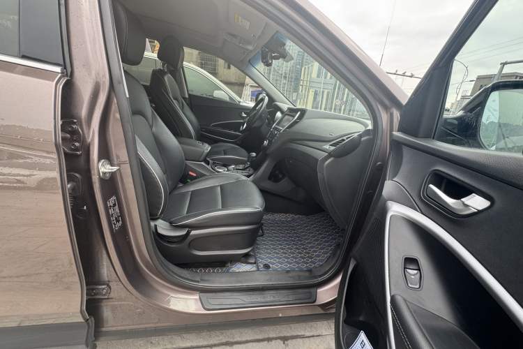Used Hyundai Santa Fe 2017 2.0T Automatic All-Wheel Drive Smart 7-Seater Interior 4