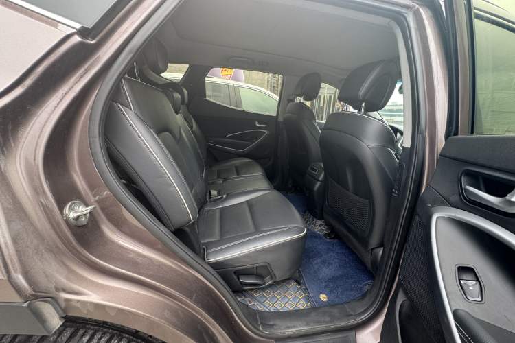 Used Hyundai Santa Fe 2017 2.0T Automatic All-Wheel Drive Smart 7-Seater Interior 5