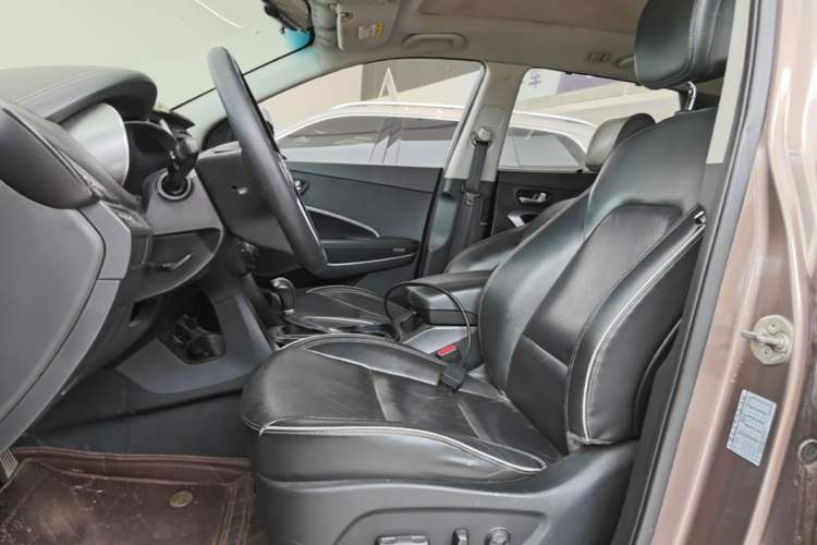 Used Hyundai Santa Fe 2017 2.0T Automatic Two-Wheel Drive Smart Version 7 Seats Left Front Seat