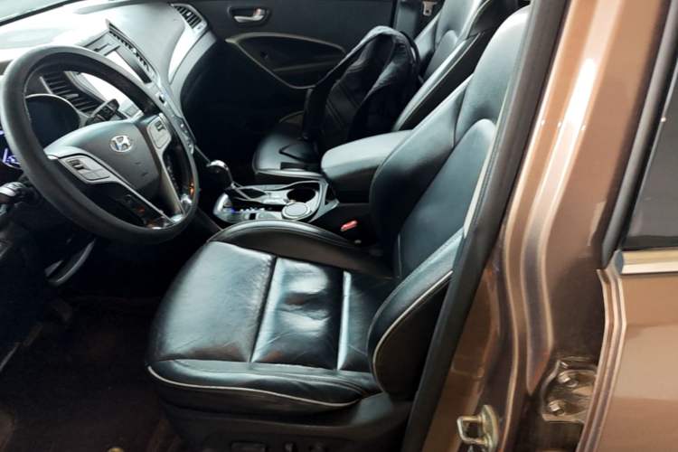 Used Hyundai Santa Fe 2017 2.0T Automatic Two-Wheel Drive Smart Version 7 Seats Left Front Seat