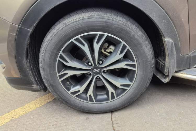 Used Hyundai Santa Fe 2017 2.0T Automatic All-Wheel Drive Smart 7-Seater Left Front Wheel Hub
