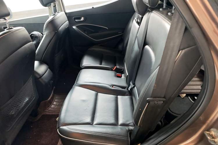 Used Hyundai Santa Fe 2017 2.0T Automatic Two-Wheel Drive Smart Version 7 Seats Left Rear Seat
