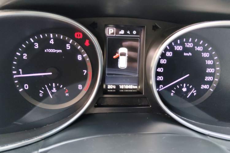 Used Hyundai Santa Fe 2017 2.0T Automatic All-Wheel Drive Smart 7-Seater Odometer Close Up