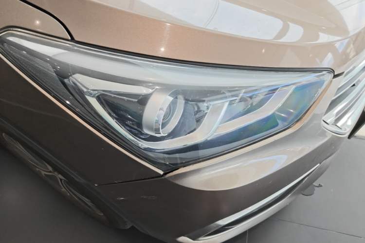 Used Hyundai Santa Fe 2017 2.0T Automatic Two-Wheel Drive Smart Version 7 Seats Right Front Headlight