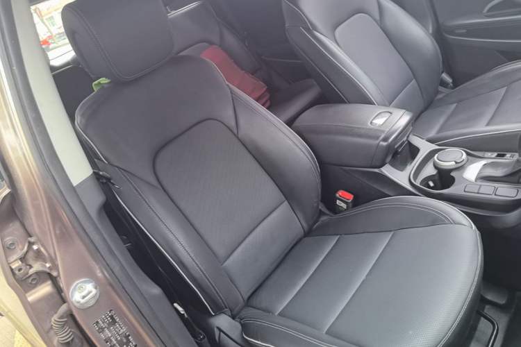Used Hyundai Santa Fe 2017 2.0T Automatic All-Wheel Drive Smart 7-Seater Right Front Seat