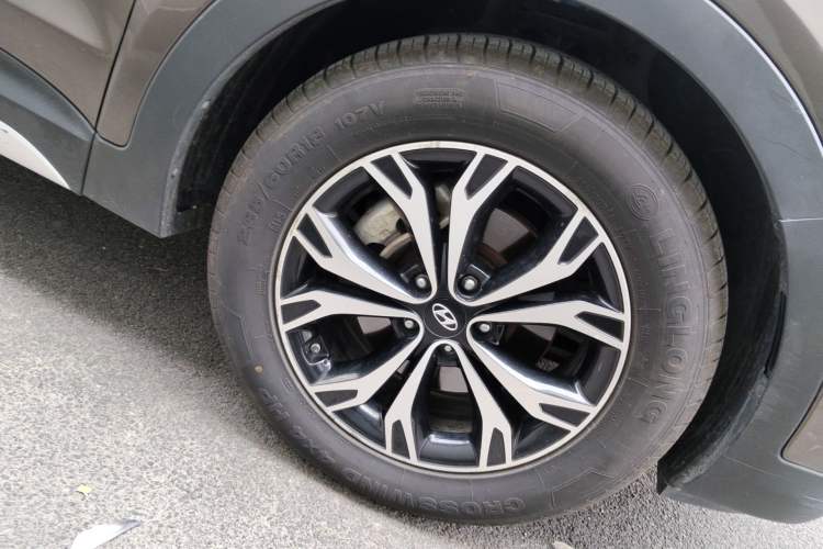 Used Hyundai Santa Fe 2017 2.0T Automatic All-Wheel Drive Smart 7-Seater Right Front Wheel Hub