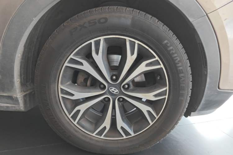 Used Hyundai Santa Fe 2017 2.0T Automatic Two-Wheel Drive Smart Version 7 Seats Right Front Wheel Hub