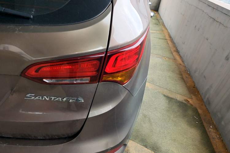 Used Hyundai Santa Fe 2017 2.0T Automatic Two-Wheel Drive Smart Version 7 Seats Right Rear Taillight