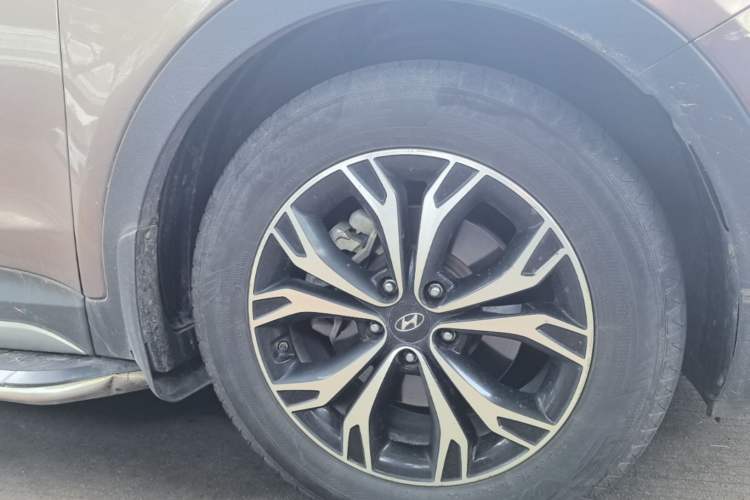 Used Hyundai Santa Fe 2017 2.0T Automatic All-Wheel Drive Smart 7-Seater Right Rear Wheel Hub