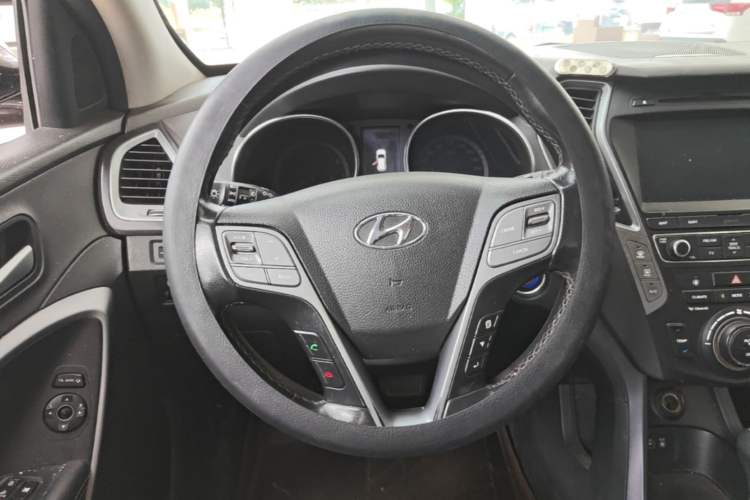 Used Hyundai Santa Fe 2017 2.0T Automatic Two-Wheel Drive Smart Version 7 Seats Steering Wheel
