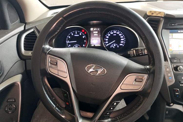 Used Hyundai Santa Fe 2017 2.0T Automatic Two-Wheel Drive Smart Version 7 Seats Steering Wheel